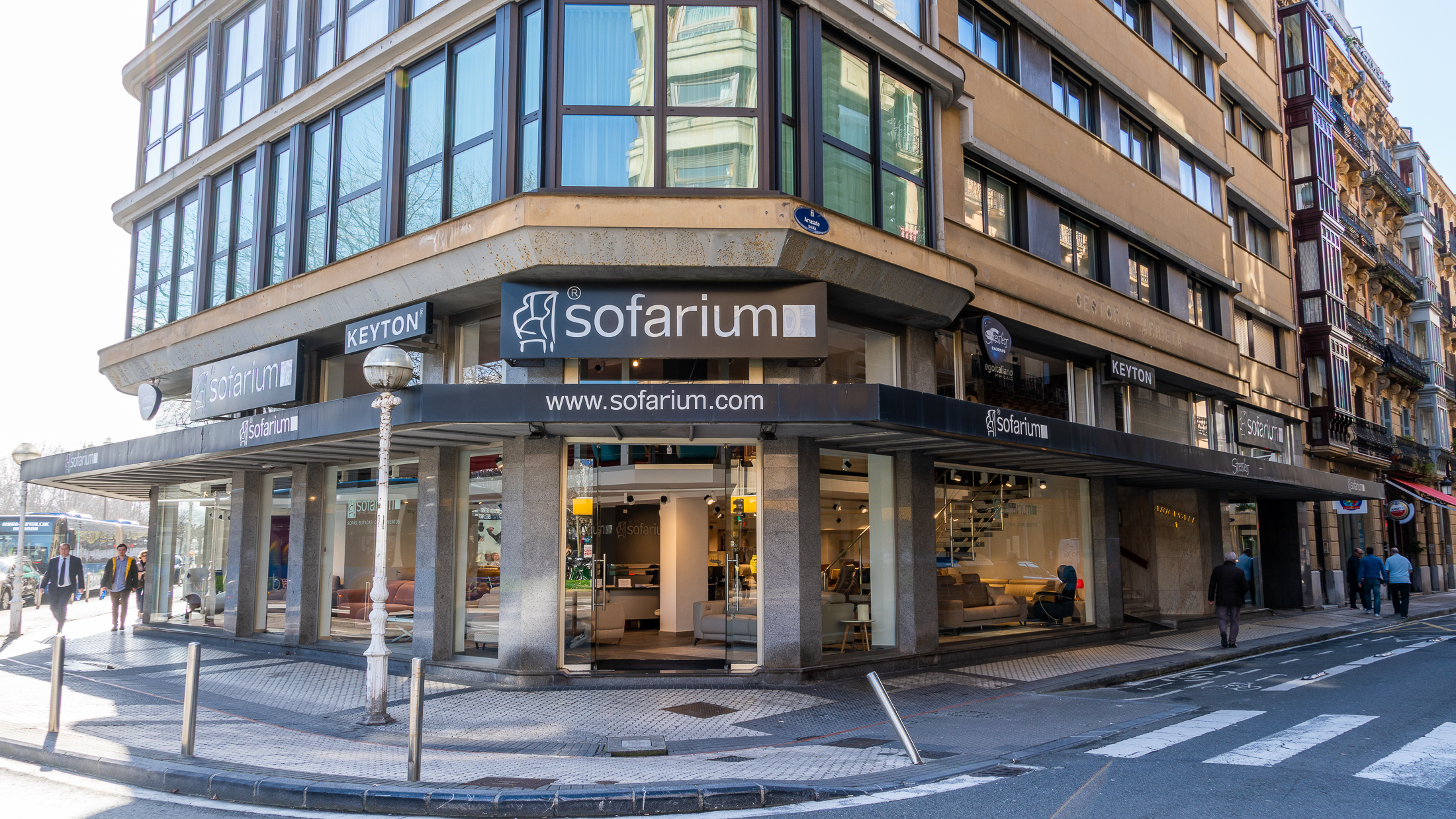Fachada de la tienda Sofarium en C Arrasate 1 Donostia San Sebastián