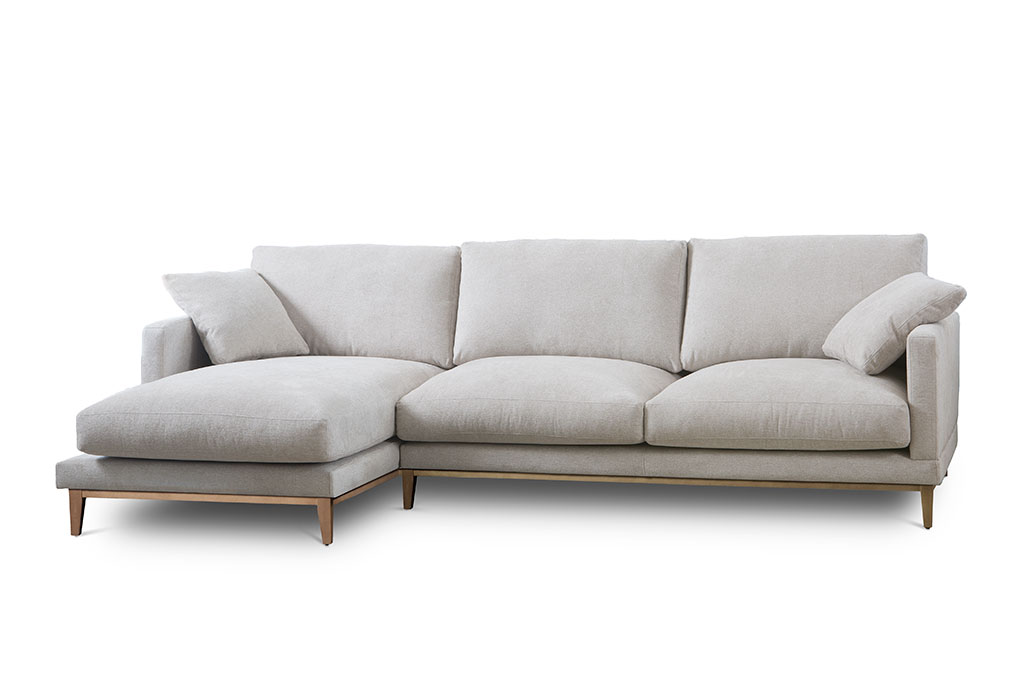 Sofá de tela con chaise longue en salón contemporáneo